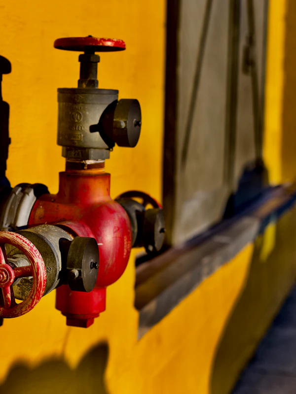Tubería y válvulas de sistema húmedo contra incendio bajo norma NFPA